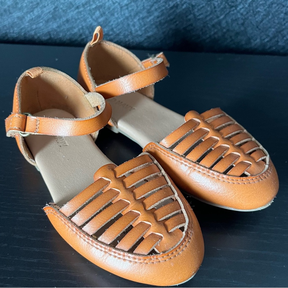 Like new Old Navy Brown / Tan Sandals size 9